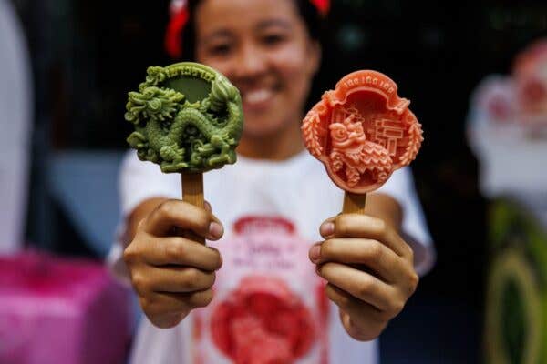 Woman holding ice cream bars in Thailand. Man Finds Venomous Snake Frozen Inside Ice Cream